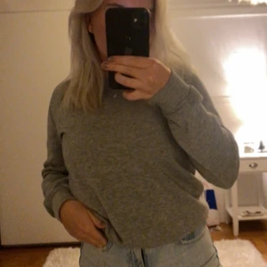 SWEATSHIRT FRÅN LAGER 157 - Sweatshirt från Lager 157 i storlek XS 🤍 Nästintill Nyskick men använd. Väldigt skön men lite tightare i passformen. Går att vika upp om man vill ha den kortare på något sätt💕köptes för 149kr men säljer nu för 50kr + frakt 💕