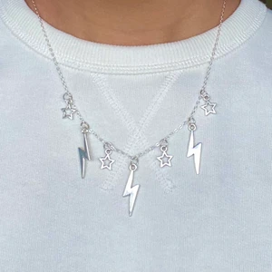 Flash halsband  - BÄSTSÄLJARE!💖 Halsband med stjärnor och blixtar