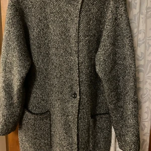 Uniqlo kappa medium - sparsamt använd  - Stickad kappa inköpt 2019 storlek medium och den har 3 knappar samt 2 fickor. Har en i smal jag använder själv men denna köpte jag till min dotter som ej ville ha den så därför säljer jag den. Använd 2 gånger endast. Nypris 800 kr säljes för 250 kr