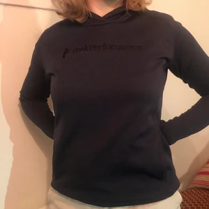 Peak performance hoodie - En peak performance hoodie i lite träningsmaterial som man absolut kan använda till vardags! Knappt använd så den är i superskick. Då den är i storlek s är den även lite för tajt för mig