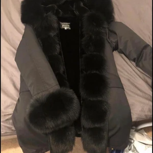 Fatima parka - Säljer den här fina jackan använt en vinter kom med prisförslag. tar byta mot canada goose XS