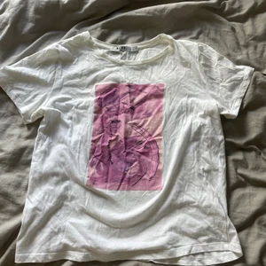 T shirt Nakd  - Jättefin t shirt från Nakd i mycket bra skick. Säljer då den inte kommer till användning. Frakt tillkommer 