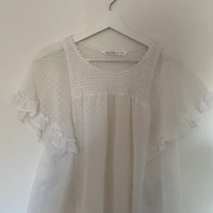 Blus - Blus från Zara i strl S. Väldigt fint skick, endast testad.  Köparen står för frakten om du inte kan mötas upp (endast i Falköping).                                                                                 Om du kombinerar med fler av mina plagg tar jag endast en frakt avgift. Köparen ska även betala innan plagget skickas med ett bevis från swish. 