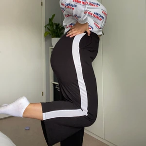 H&M svarta byxor Storlek L - Svarta vida byxor med vit rand på sidorna. Storlek L. Passar mer som XL. Jättesköna, endast använda en gång. Säljes pga för korta för mig. Jag bär vanligtvis XL i byxor och är 172 cm lång. Tror dessa skulle passa bäst på någon som är 160-165 cm lång så de är väldigt korta.