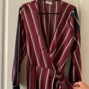 Blus - Säljer denna fina blus då den blivit för liten! Använd ett fåtal gånger så är i bra skick!❤️ 150kr + frakt