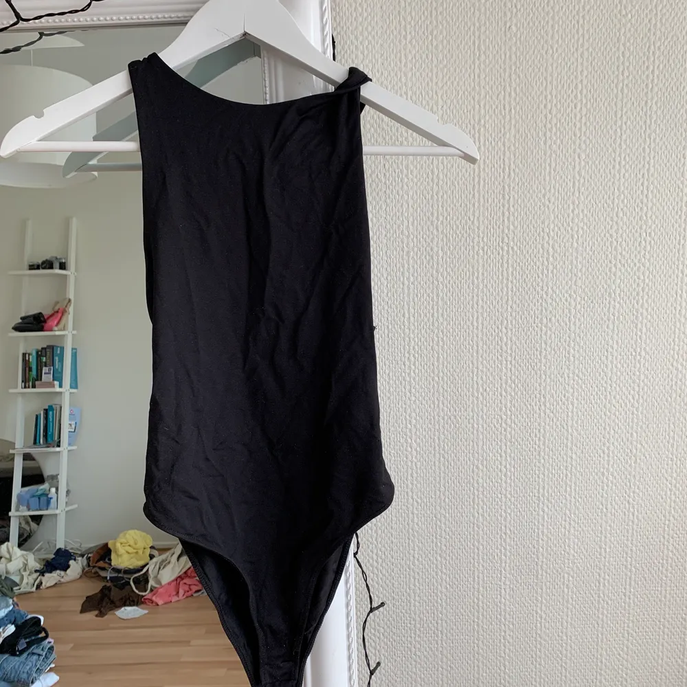 Svart halterneck body från zara som sitter superbra på och är stretchig❤️‍🔥. Toppar.