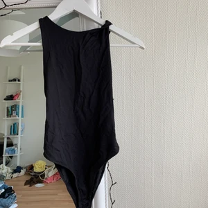 Halterneck body  - Svart halterneck body från zara som sitter superbra på och är stretchig❤️‍🔥