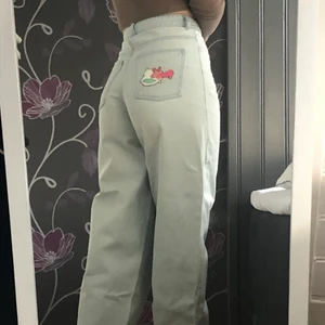 Raka ljusblåa jeans  - Superfina ljusblåa raka jeans med självmålad bild på bakfickan! Byxorna sitter jätte skönt och skicket är som nytt, men använda några gånger! Köparen står för frakt⭐️ 