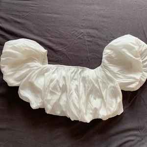 Offshouldertopp - Off-shouldertopp i siden, aldrig använd då jag inte tyckte att den va fin på mig. Strl 38 från Nakd❤️