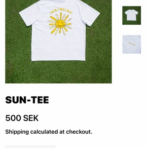 One of one  - Hej! Tänkte göra en intressekoll på min One of One t-shirt som blev slut såld på 4 Min på hemsidan. Den har ett sjukt skönt och bra material. Skriv vad ni kan tänka er betala 😚 skriv privat om ni undrar något eller vill ha mer bilder💕BYTEN an va intressant 