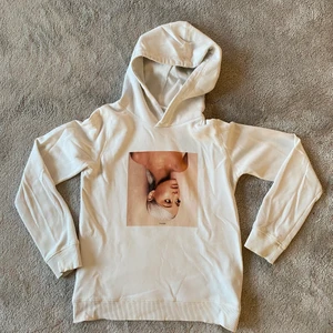 Ariana hoodie form H&M - En vit hoodie med Ariana grandes album från 2018. Använt Max 2 ggr. Finns ej i butik längre. Den är lite större i storleken.
