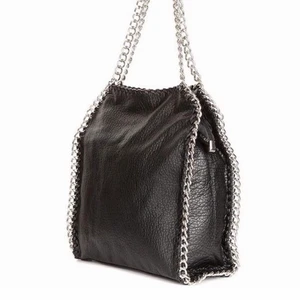 Tiamo väska med kedja  - En väska från Tiamo köpt på scorett för några år sedan. Inte använt så mycket, därav hyfsat bra skick!  Den lilla dragkedjan är lite missfärgad men är på baksidan och är verkligen inget man tänker på! Annars år väskan i toppskick. Skriv för fler bilder! || HÖGSTA BUD 360kr|| buda 