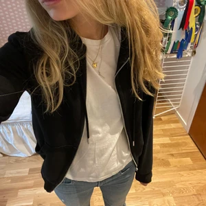 Svart zip up hoodie - Från HM! Bra skick! Jätteskön och snygg‼️