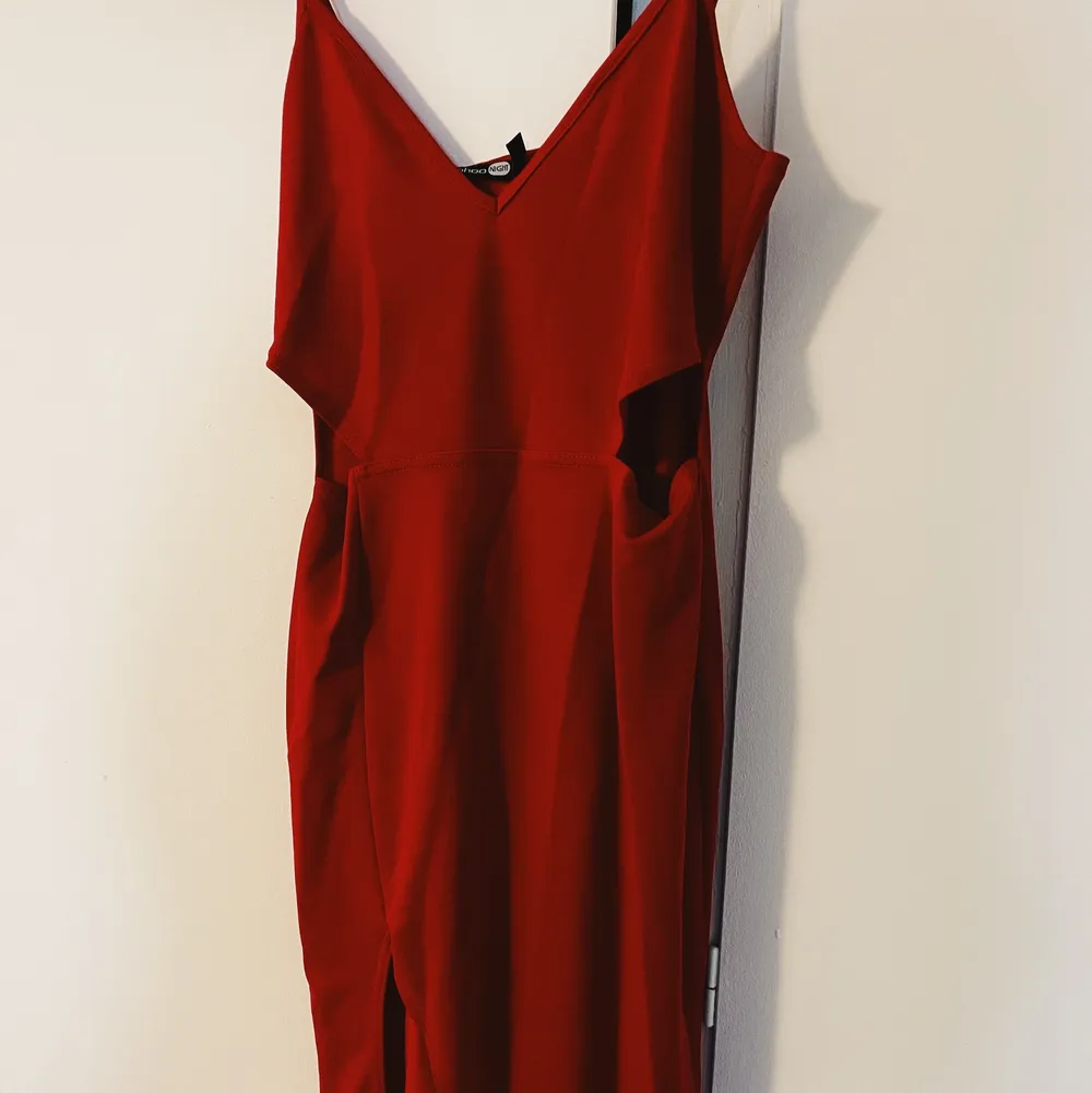 Ännu en till röd snygg klänning från Boohoo! Lite urringat med en slit på sidan 🥰 Aldrig använd! Köparen står för frakt eller mötas upp i Malmö 🎊. Klänningar.