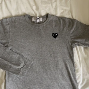 Comme des carçons - Äkta Comme des carçons tröja, är för liten för mig, knappt använd och bra skick! 