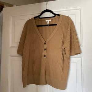 Beige brun tröja - Använd ett fårtal gånger.