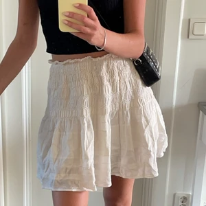 Kjol - Säljer kjol från zara i nyskick, använd ca 2 ggr. 💚☺️