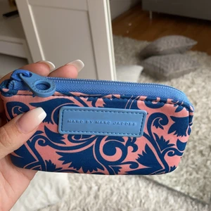 Marc by Marc Jacobs fodral - Marc by Marc Jacobs fodral till antingen mobil eller som lite necessär🤍🤍