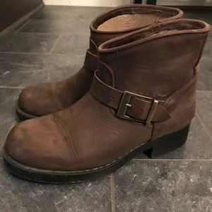 Låga boots från Johnny bulls - Bruna låga boots från Johnny bulls strl 37 (något stor i storleken och passar mig som har strl 38).                          Nypris ca 1200 kr. Säljes i gott skick. 