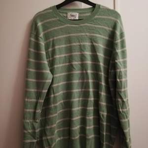 Grön och vit randig tröja i bra skick. Inte alls mycket använd. Märket är [WO2]. Köpare betalar frakt! 