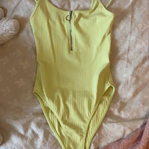 Body - Jag säljer en helt oanvänd lime grön/gul body från Zalando. Den har aldrig kommit till användning men man skulle t.ex kunna använda den vid festivaler, fester, etc. Storlek 36.🐉☘️