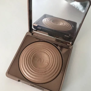 Bronzer (la digue) - Säljer denna pågrund av att färgen inte passade mig, har testats en gång med en helt ny sminkborste och har även förpackningen till bronzern kvar. Säljer för 250kr och köparen betalar för frakten. Kom privat för fler bilder eller frågor. (Den är i färgen ”la digue”) ☺️💗