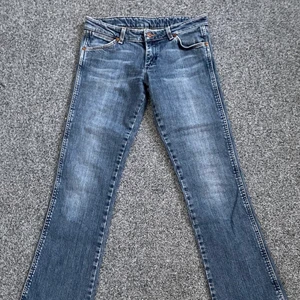 Lowwaist bootcut wrangler jeans - Säljer ett par skit snygga lowwaist bootcut jeans från wrangler! Säljes pga för små för mig. Aldrig använda, Endast testade. Midjemåttet är 77cm och innebenslängden är 76cm. Har tyvärr ingen bild med byxorna på då dom var för små! BUDA!☺️ obs!! fraktkostnad tillkommer.