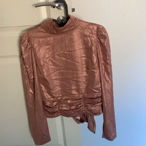 38 - En super fin topp från Gina tricot i storlek 38, använd 1 gång säljer för 90kr nypris 249kr det är öppen rygg