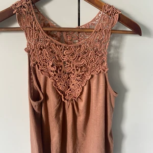 Rosa linne - Fint rosa/mouve linne med coolt lite bohemiskt mönster över bröstet. Väldigt skönt och luftigt. Köpt från only. Storlek S men passar fortfarande på mig som blivit M. Spårbar frakt på 66kr tillkommer 