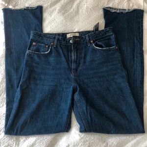 Zara straight leg jeans - Straight leg jeans från Zara!! Kan bäras lågmidjade och högmidjade. Strl 38 men skulle säga att de passar 40 snarare