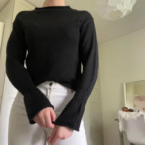 Svart tröja - Superfin svart tröja som tyvärr blivit för liten för mig. Den är i storlek xs och är köpt på Gina Tricot. Den är lite nopprig men annars i bra skick. Säljer för 120kr+frakt.✨