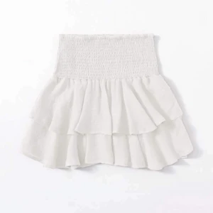 Volangkjol  - Säljer denna gulliga volangkjol som inte kommer till användning längre, har använt den ca 4 gånger! Kan mötas upp eller fraktas men köpare betalar för frakten😊