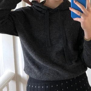 Stickad hoodie - Säljer denna skitfina och mysiga gråa stickade hoodien från Mango. Perfekt till hösten och vintern eftersom den är mysig och passar till allt verkligen! Inte alls stickig enligt mig och i fint skick. Storlek S💗