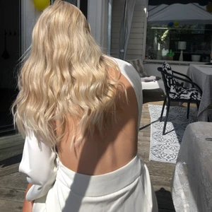 Vit student klänning - Vit student klänning från en av linn ahlborgs kollektioner med nakd, använd 1 gång, storlek 34, 250kr plus frakt !