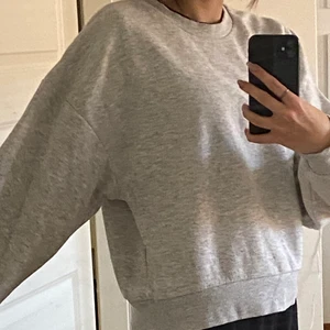 Grå sweatshirt  - En grå sweatshirt i storlek S från Gina 