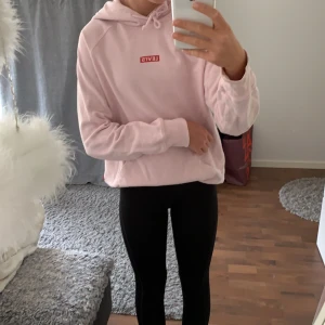 Levis hoodie  - Säljer en ljusrosa Levis hoodie som inte kommer till användning. Andra bilden beskriver färgen bäst💗 På sista bilden kan ni se att knuten på snöret har gått upp så att det är lite spretigt✨ Pris kan diskuteras, NYPRIS: 800kr