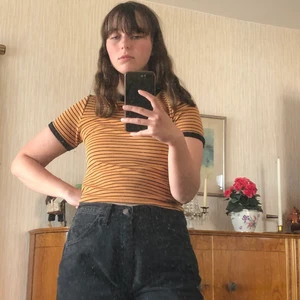 Senapsgul tröja - Asfin randig tröja i tjockt material från boohoo. Storlek 40 men passar mer 34-36. 