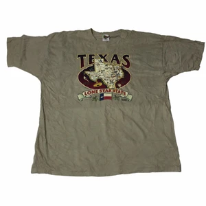 Texas - Vintage T-shirt - En unik tröja med en väldigt cool beige/grå färg som sticker ut i mängden! Är perfekt när man vill ha en lite mer casual stil och graphic t-shirts. Köpt på Ross i Texas. (Är en baggy L)