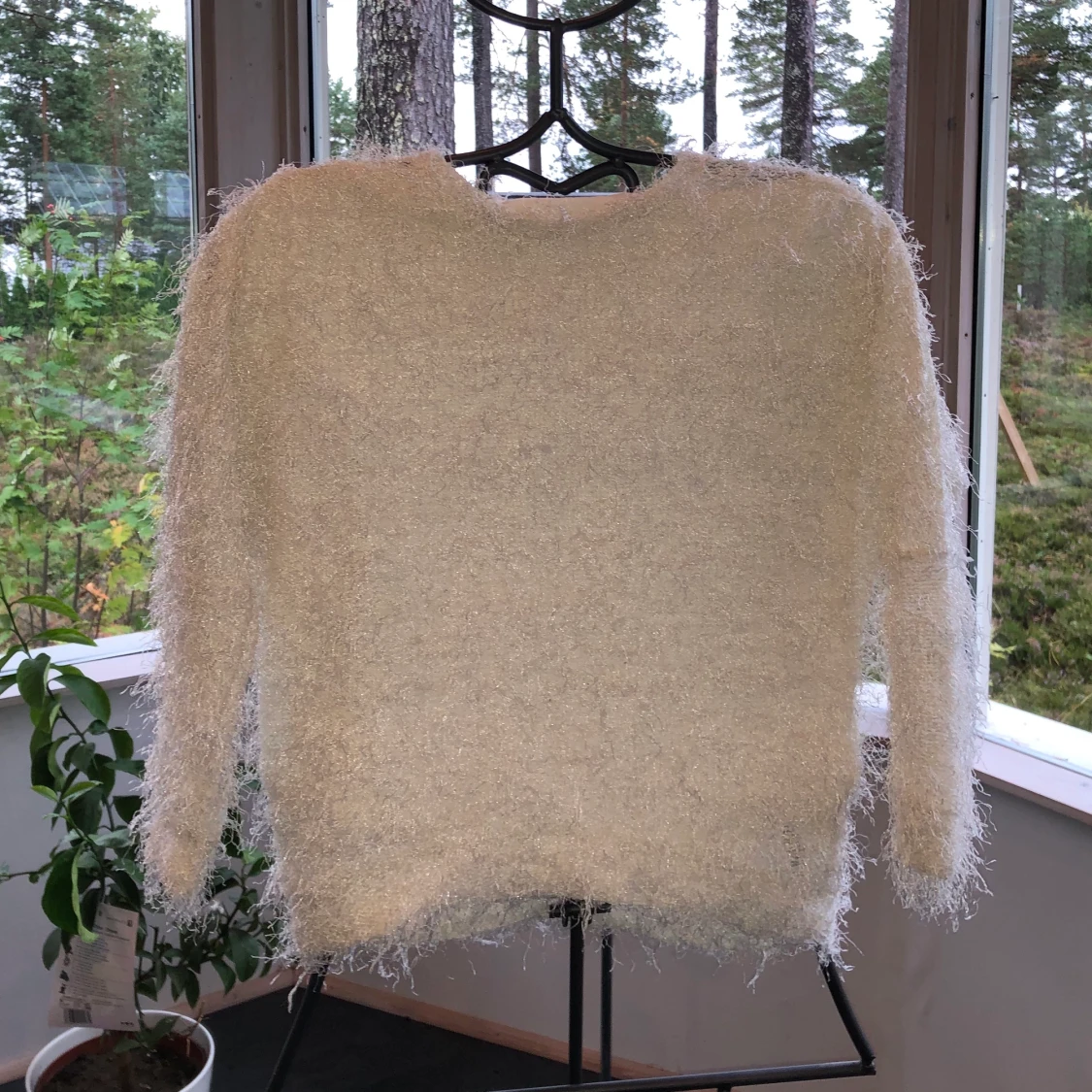 Vit tröja men skimrande inslag - 90