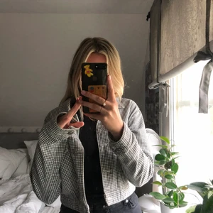 Zara jacka🥰 - En jättefin kortare jeansjacka från zara i ett rutigt grå vitt mönster. Silver detaljer. Köpt för något år sen så går ej att köpa längre. 💖 pris kan diskuteras lite och kan även fixa föer bilder