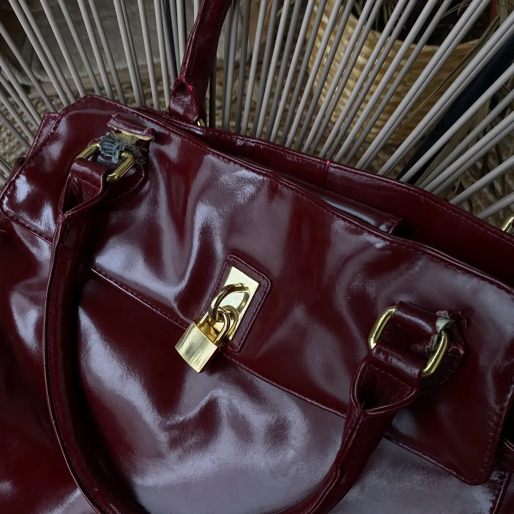 Röd handväska från Rizzo. Beredd: 40 cm. Höjd: 25. Djup: 10 cm. Priset är nedsatt pågrund av defekter/slitningar på ”remen” (se bild). . Accessoarer.