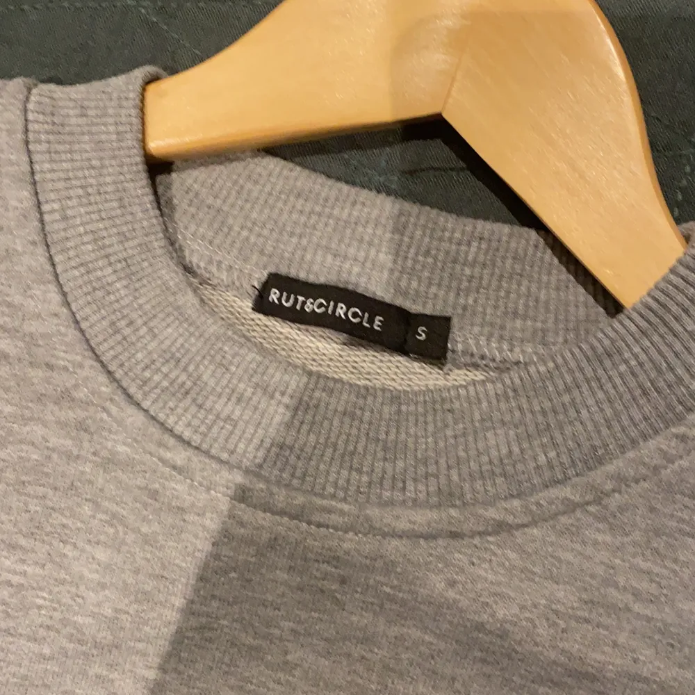 Mörkblå och grå sweatshirt från Rut&Cirle i storlek S. Köpt på NA-KD. Fungerar bra för sig själv eller med linne under. . Tröjor & Koftor.
