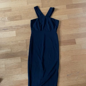 Klänning - Svart finklänning från ASOS. Endast använd en gång, inga defekter