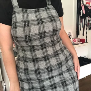 Snygg rutig klänning - Jättesnygg klänning som jag tyvärr inte använder alls. Kan passa de flesta storlekarna eftersom att den är stretchig. Jag är en M men den kan passa snyggt på en S eller en XS. Perfekta höstvibbar!