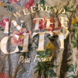 Grå blommig t-shirt 🥰 - Fin tröja, bra skick🦋 säljer pga inte användning av plagget ⚡️köp jätte gärna☁️