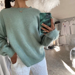 Stickad tröja⚡️ - Säljer min supersöta stickade tröja som passar perfekt nu till hösten!⚡️ tröjan är i superfint skick och är supermysig💕 budet startar på 100kr buda i kommentarerna✨💕 !HÖGSTA BUD 180kr 