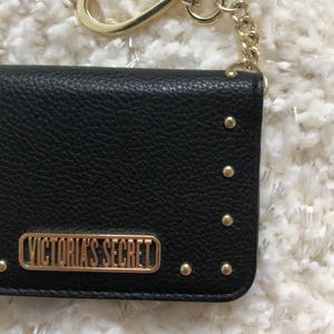 Victorias secret plånbok - Fin typ oanvänd plånbok/cardholder från VS, org pris 500kr men säljer för 250kr