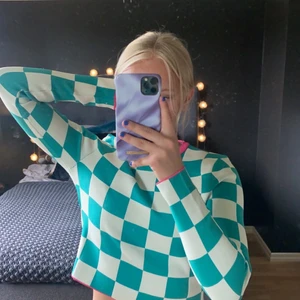 En rutig grön tjöja. - En ny tjöja från Zara. Den är grön och vit rutig och har rosa detaljer. Säljer då den inte faller mig i smaken.💚🤍