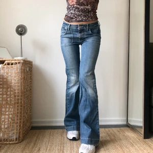 LÅGMIDJADE BOOTCUTS - Säljer dessa trendiga, lågmidjade bootcuts! vintage/retro! ⭐️ midjemått: 77cm, innerben: 82cm! Jag är 170cm ⭐️ strl: 170 men passar w26/27 