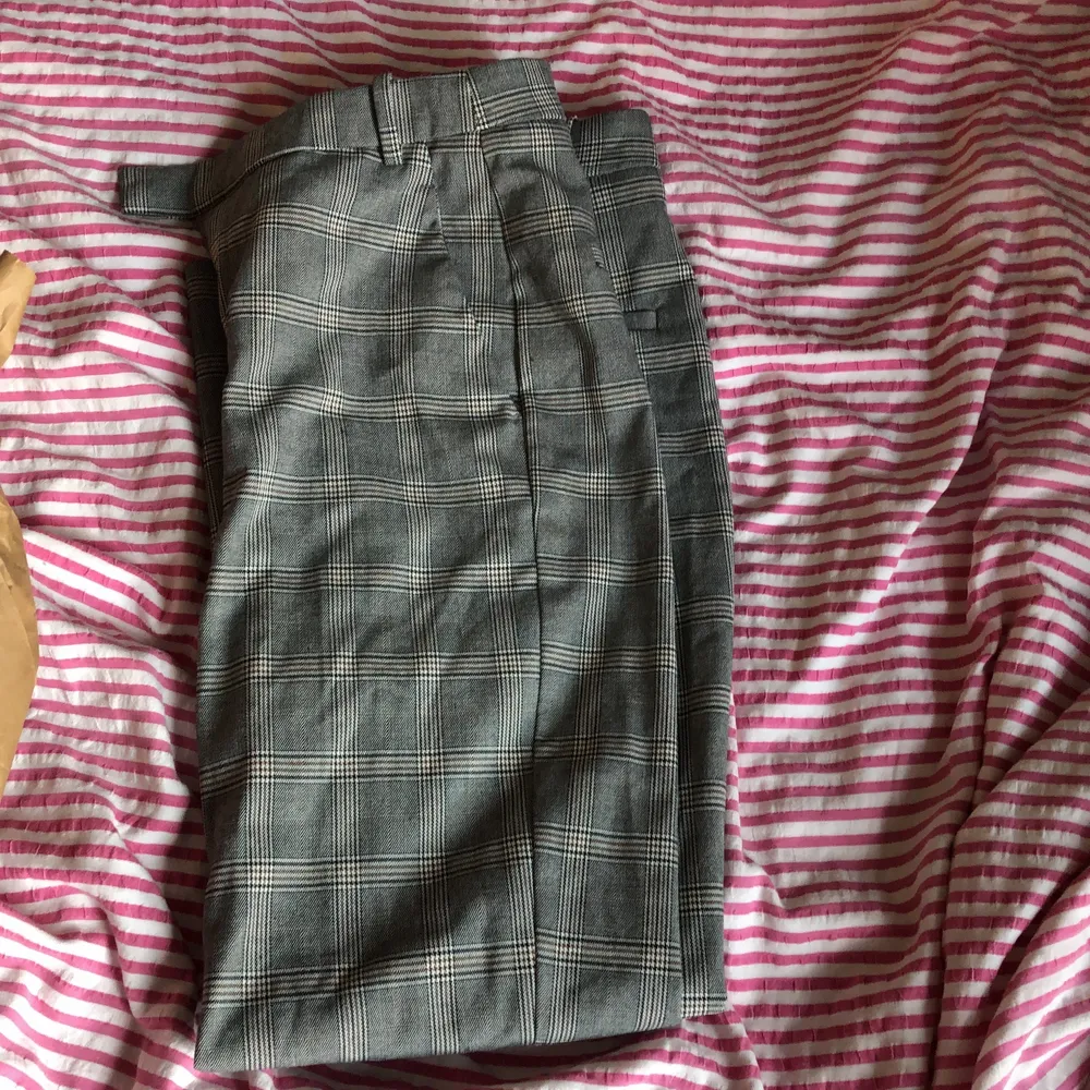Ett par rutiga kostymbyxor ifrån lindex. Använd fåtal gånger så de är forfarande i ett bra skick. Kan mötas upp i göteborg. Jeans & Byxor.